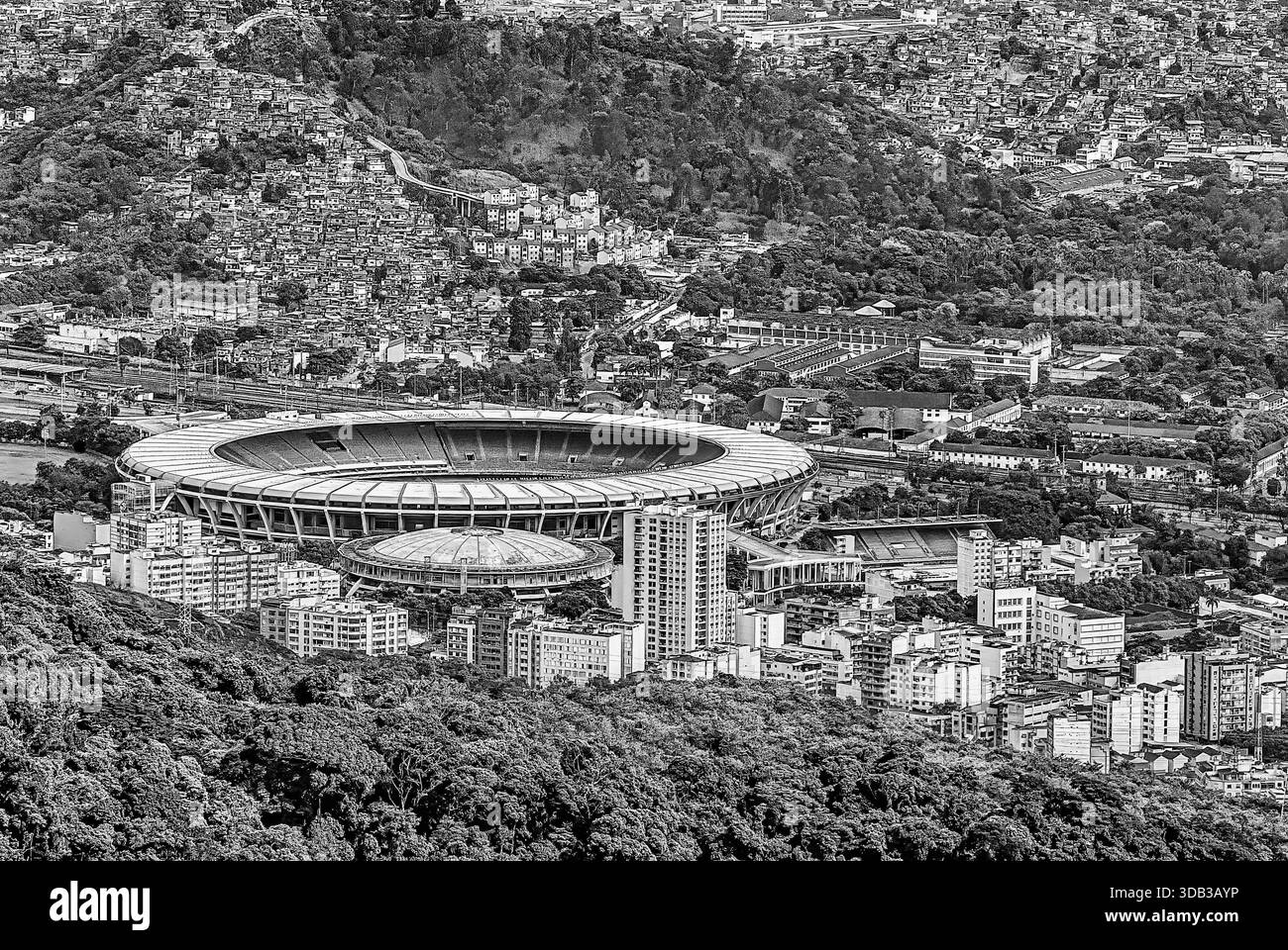 Vista in lontananza dello stadio di calcio Maracana, vista dal Corcovado, Rio de Janeiro, Brasile in bianco e nero Foto Stock