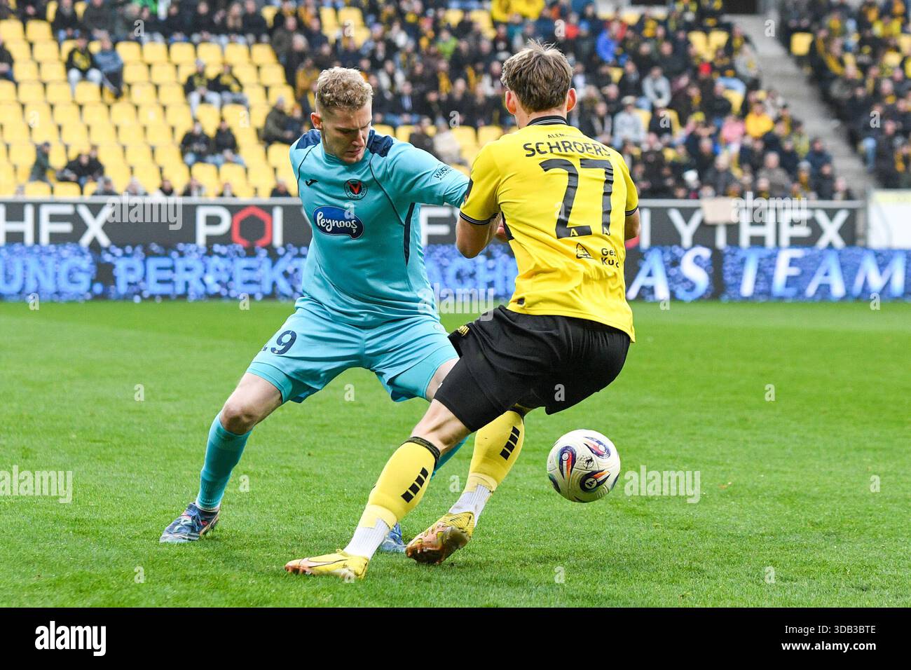 v.li.: Meiko Sponsel (Victoria Köln, 19), Mika Schroers (Alemannia Aachen, 27), Zweikampf, Duell, duello, tackle, tackle, Dynamik, azione, Aktion, 13.12.2025, Aquisgrana (Deutschland), Fussball, 3. Liga, TSV Alemannia Aachen - Viktoria Köln, Fussball, 3. LE NORMATIVE LIGA, TSV ALEMANNIA AACHEN - VIKTORIA KÖLN, DFB/DFL VIETANO QUALSIASI USO DI FOTOGRAFIE COME SEQUENZE DI IMMAGINI E/O QUASI-VIDEO. Foto Stock