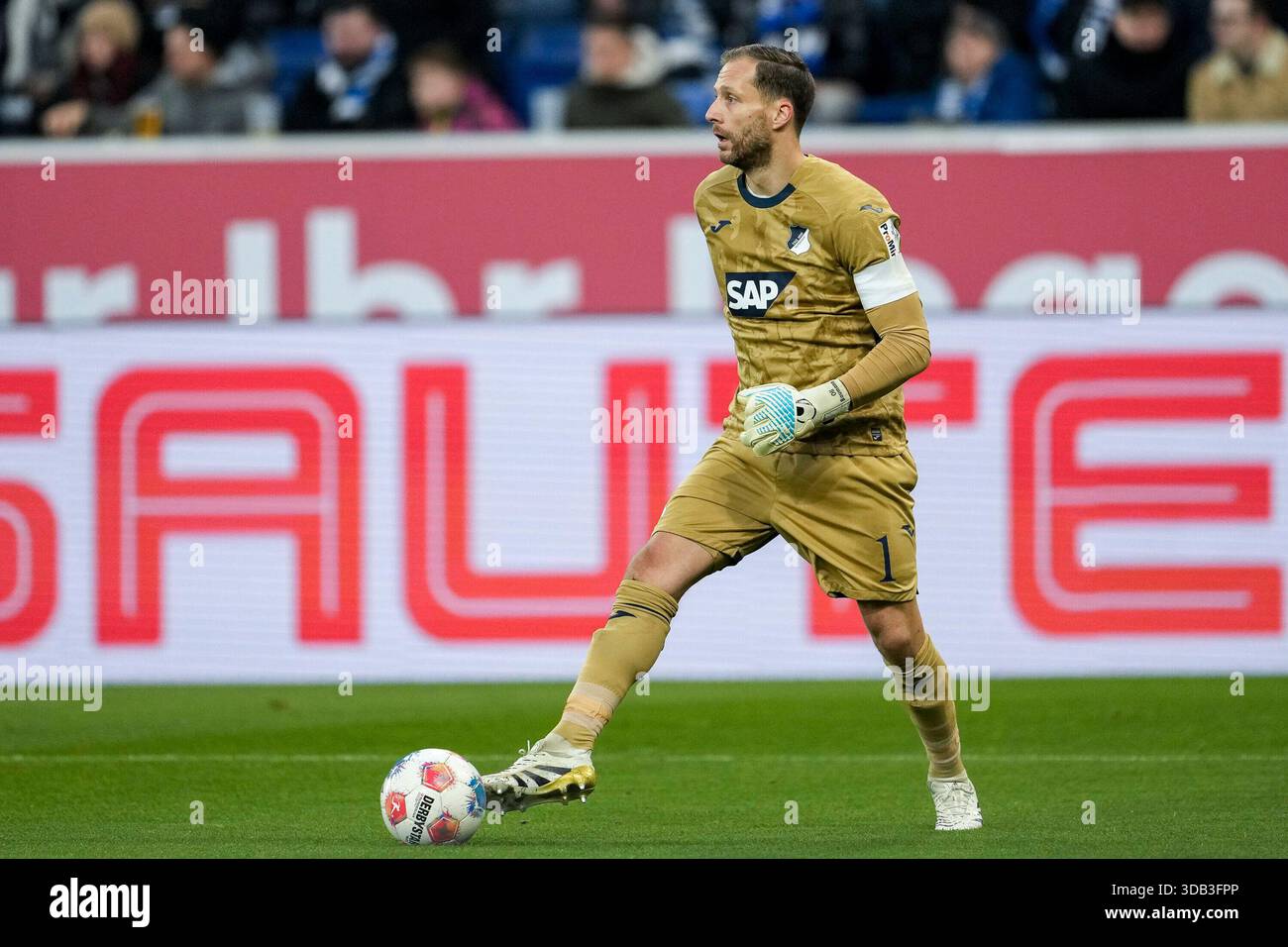 Oliver Baumann (Torwart [portiere], Hoffenheim, 1), AM Ball, Freisteller, Ganzkörper, Einzelbild, Einzelfoto, Aktion, Action, 13.12.2025, Sinsheim (Deutschland), Fussball, Bundesliga, TSG 1899 Hoffenheim - HSV Amburgo, LE NORMATIVE DFB/DFL VIETANO QUALSIASI USO DI FOTOGRAFIE COME SEQUENZE DI IMMAGINI E/O QUASI-VIDEO. Foto Stock