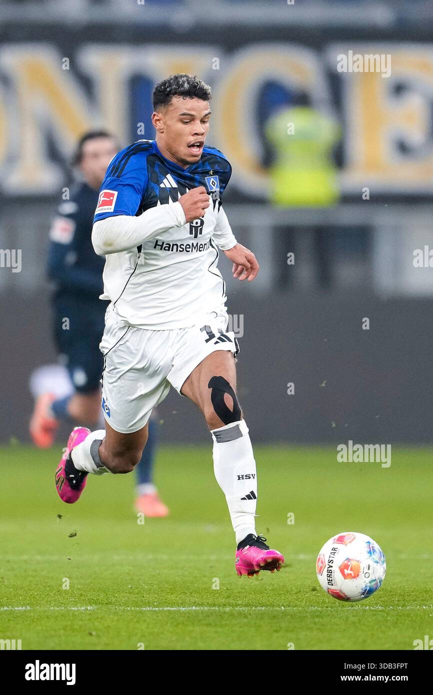 Ransford-Yeboah Königsdörffer (HSV Hamburg, 11), AM Ball, Freisteller, Ganzkörper, Einzelbild, Einzelfoto, Aktion, Action, 13.12.2025, Sinsheim (Deutschland), Fussball, Bundesliga, TSG 1899 Hoffenheim - HSV Hamburg, LE NORMATIVE DFB/DFL VIETANO QUALSIASI USO DI FOTOGRAFIE COME SEQUENZE DI IMMAGINI E/O QUASI-VIDEO. Foto Stock