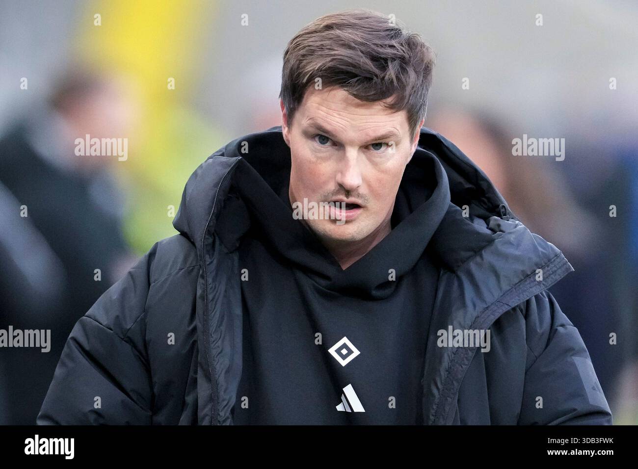 Merlin Polzin [allenatore], Cheftrainer, HSV Hamburg], Einzelbild, Einzelfoto, Aktion, Action, 13.12.2025, Sinsheim (Deutschland), Fussball, BUNDESLIGA [BUNDESLIGA], TSG 1899 HOFFENHEIM - HSV HAMBURG, LE NORMATIVE DFB/DFL VIETANO QUALSIASI USO DI FOTOGRAFIE COME SEQUENZE DI IMMAGINI E/O QUASI-VIDEO. Foto Stock