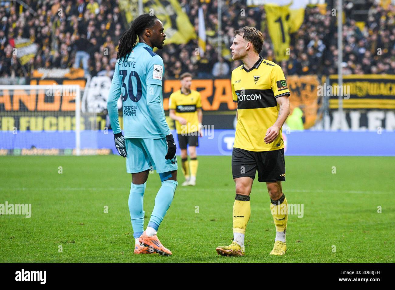 v.li.: Yannick Aime Tonye (Victoria Köln, 30), Mika Schroers (Alemannia Aachen, 27), Aktion, Action, Spielszene, 13.12.2025, Aquisgrana (Deutschland), Fussball, 3. Liga, TSV Alemannia Aachen - Viktoria Köln, Fussball, 3. LE NORMATIVE LIGA, TSV ALEMANNIA AACHEN - VIKTORIA KÖLN, DFB/DFL VIETANO QUALSIASI USO DI FOTOGRAFIE COME SEQUENZE DI IMMAGINI E/O QUASI-VIDEO. Foto Stock