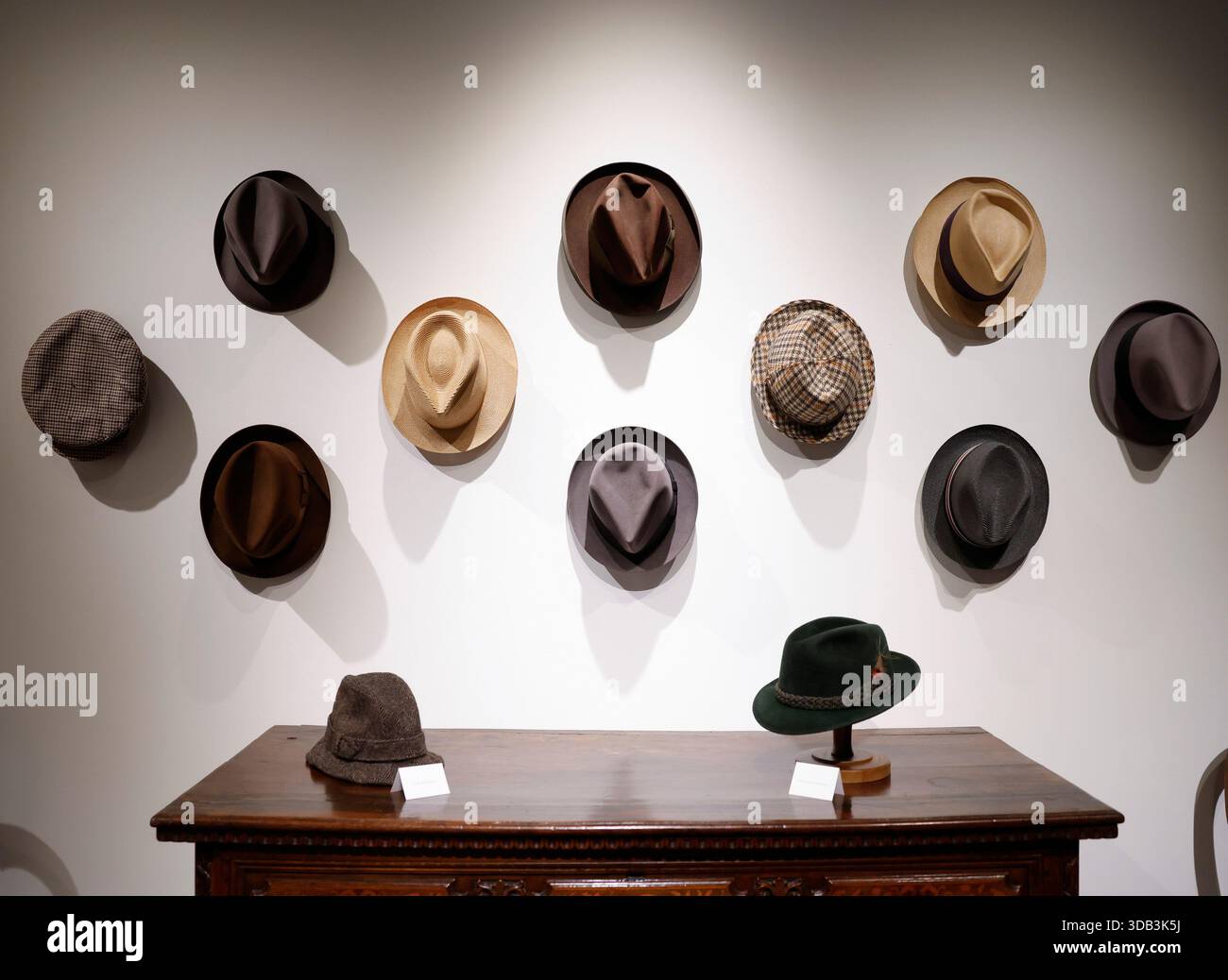 New York, Stati Uniti. 13 dicembre 2025. Una collezione di cappelli e amati cimeli hollywoodiani, squisiti oggetti fabergé e personali, opere d'arte belle e decorative sono in mostra in anteprima a Swinging on a Star: The Private Collection of Kathryn and Bing Crosby al Sotheby's di New York City sabato 13 dicembre 2025. La leggendaria coppia hollywoodiana, la cui eredità è sinonimo delle festività natalizie, contiene oggetti tratti dalla collezione privata di Kathryn e Bing. Foto di John Angelillo/UPI credito: UPI/Alamy Live News Foto Stock