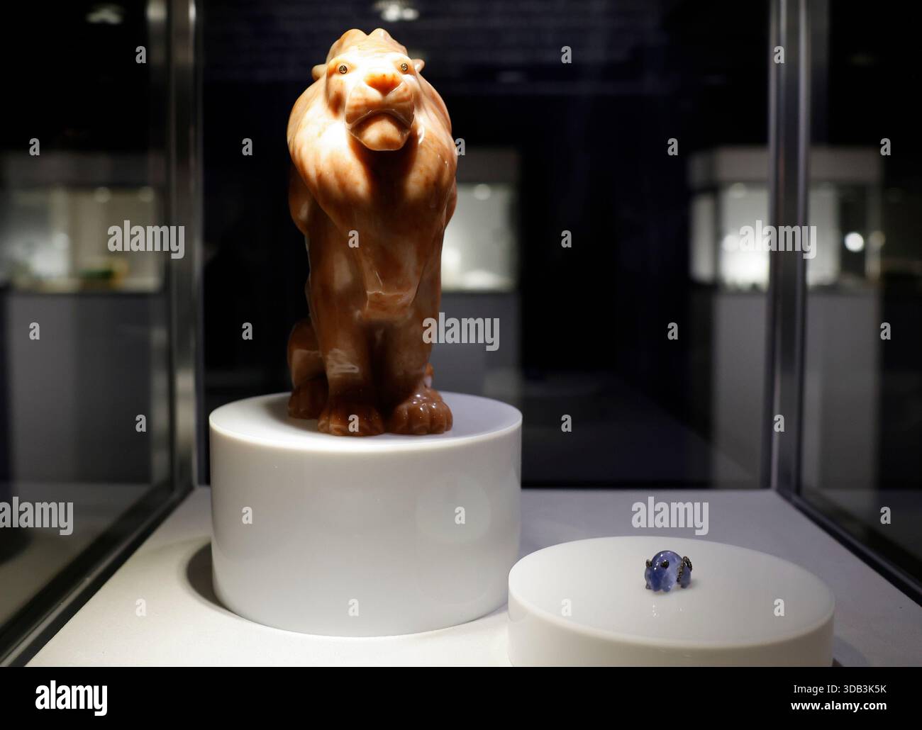 New York, Stati Uniti. 13 dicembre 2025. Amati cimeli hollywoodiani, squisiti tessuti e oggetti personali, opere d'arte raffinate e decorative sono esposti in anteprima a Swinging on a Star: The Private Collection of Kathryn and Bing Crosby al Sotheby's di New York City sabato 13 dicembre 2025. La leggendaria coppia hollywoodiana, la cui eredità è sinonimo delle festività natalizie, contiene oggetti tratti dalla collezione privata di Kathryn e Bing. Foto di John Angelillo/UPI credito: UPI/Alamy Live News Foto Stock