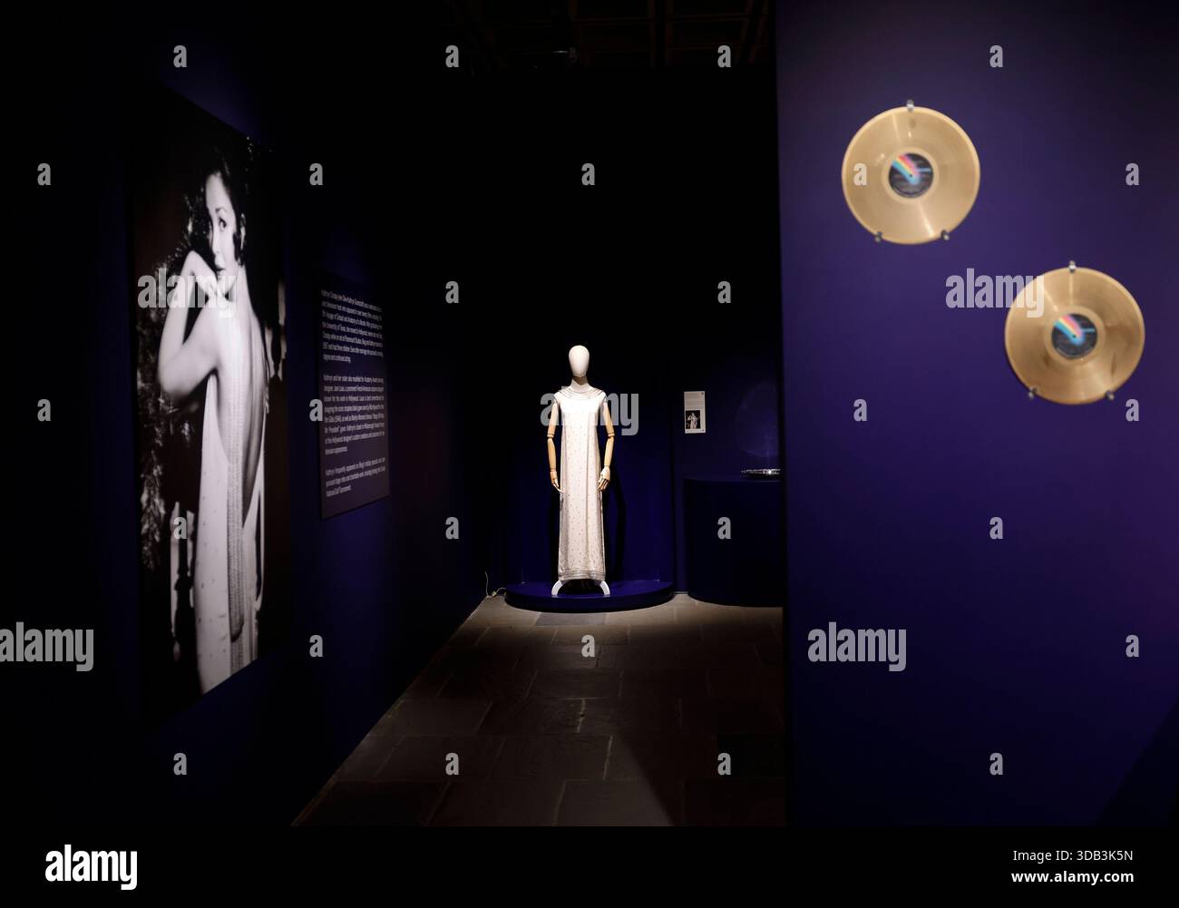 New York, Stati Uniti. 13 dicembre 2025. Amati cimeli hollywoodiani, squisiti tessuti e oggetti personali, opere d'arte raffinate e decorative sono esposti in anteprima a Swinging on a Star: The Private Collection of Kathryn and Bing Crosby al Sotheby's di New York City sabato 13 dicembre 2025. La leggendaria coppia hollywoodiana, la cui eredità è sinonimo delle festività natalizie, contiene oggetti tratti dalla collezione privata di Kathryn e Bing. Foto di John Angelillo/UPI credito: UPI/Alamy Live News Foto Stock