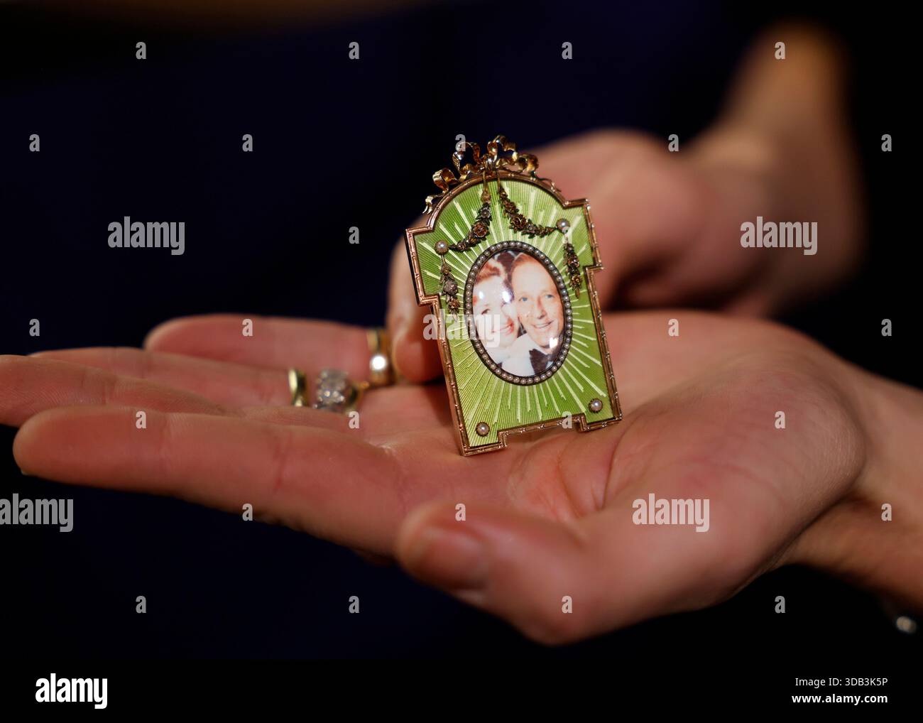 New York, Stati Uniti. 13 dicembre 2025. Amati cimeli hollywoodiani, squisiti tessuti e oggetti personali, opere d'arte raffinate e decorative sono esposti in anteprima a Swinging on a Star: The Private Collection of Kathryn and Bing Crosby al Sotheby's di New York City sabato 13 dicembre 2025. La leggendaria coppia hollywoodiana, la cui eredità è sinonimo delle festività natalizie, contiene oggetti tratti dalla collezione privata di Kathryn e Bing. Foto di John Angelillo/UPI credito: UPI/Alamy Live News Foto Stock