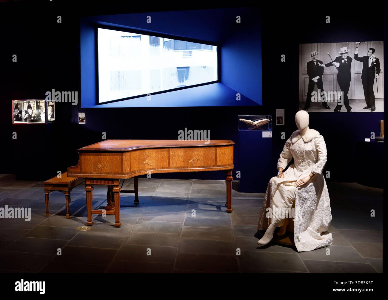 New York, Stati Uniti. 13 dicembre 2025. Amati cimeli hollywoodiani, squisiti tessuti e oggetti personali, opere d'arte raffinate e decorative sono esposti in anteprima a Swinging on a Star: The Private Collection of Kathryn and Bing Crosby al Sotheby's di New York City sabato 13 dicembre 2025. La leggendaria coppia hollywoodiana, la cui eredità è sinonimo delle festività natalizie, contiene oggetti tratti dalla collezione privata di Kathryn e Bing. Foto di John Angelillo/UPI credito: UPI/Alamy Live News Foto Stock