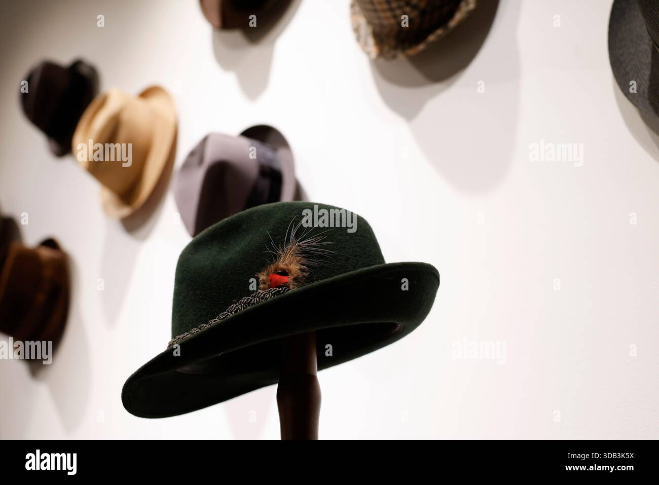 New York, Stati Uniti. 13 dicembre 2025. Una collezione di cappelli e amati cimeli hollywoodiani, squisiti oggetti fabergé e personali, opere d'arte belle e decorative sono in mostra in anteprima a Swinging on a Star: The Private Collection of Kathryn and Bing Crosby al Sotheby's di New York City sabato 13 dicembre 2025. La leggendaria coppia hollywoodiana, la cui eredità è sinonimo delle festività natalizie, contiene oggetti tratti dalla collezione privata di Kathryn e Bing. Foto di John Angelillo/UPI credito: UPI/Alamy Live News Foto Stock