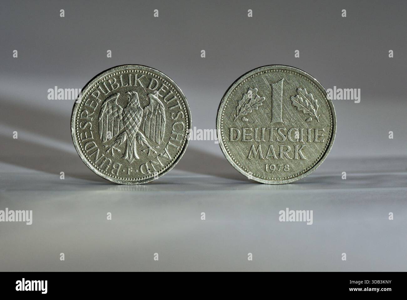 Una moneta da un Marco tedesco mostra sia il rovescio che il rovescio con l'aquila tedesca. Perfetto per l'educazione valutaria la storia finanziaria e l'heri tedesco Foto Stock