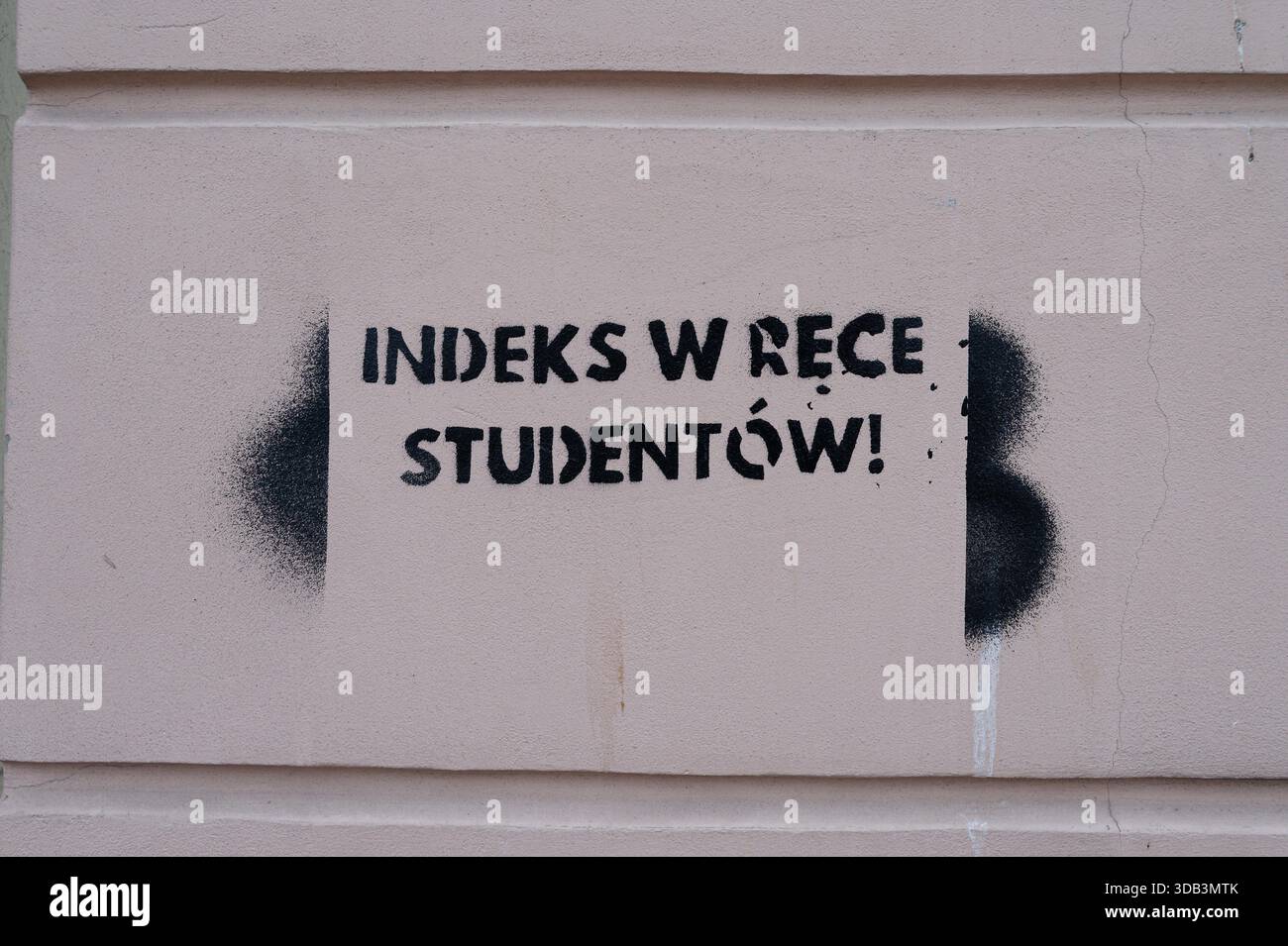 Slogan di graffiti neri in polacco sul muro di costruzione che sostiene di dare il club degli Indeks a Krakowskie Przedmieście agli studenti. Foto Stock
