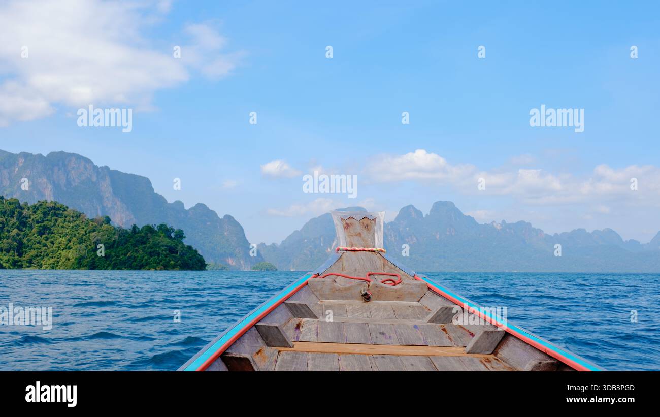 Scopri le viste mozzafiato del lago Cheow LAN da una barca a coda lunga nel parco nazionale di Khao Sok, Thailandia. Foto Stock
