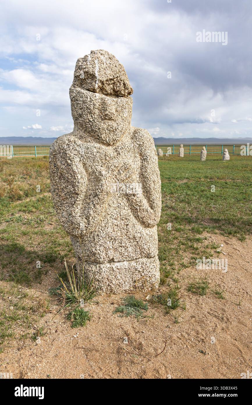 Sito di sepoltura Ungot sulla steppa mongola, un antico paesaggio funerario caratterizzato da elementi in pietra che riflettono le prime tradizioni nomadi della Mongolia. Foto Stock