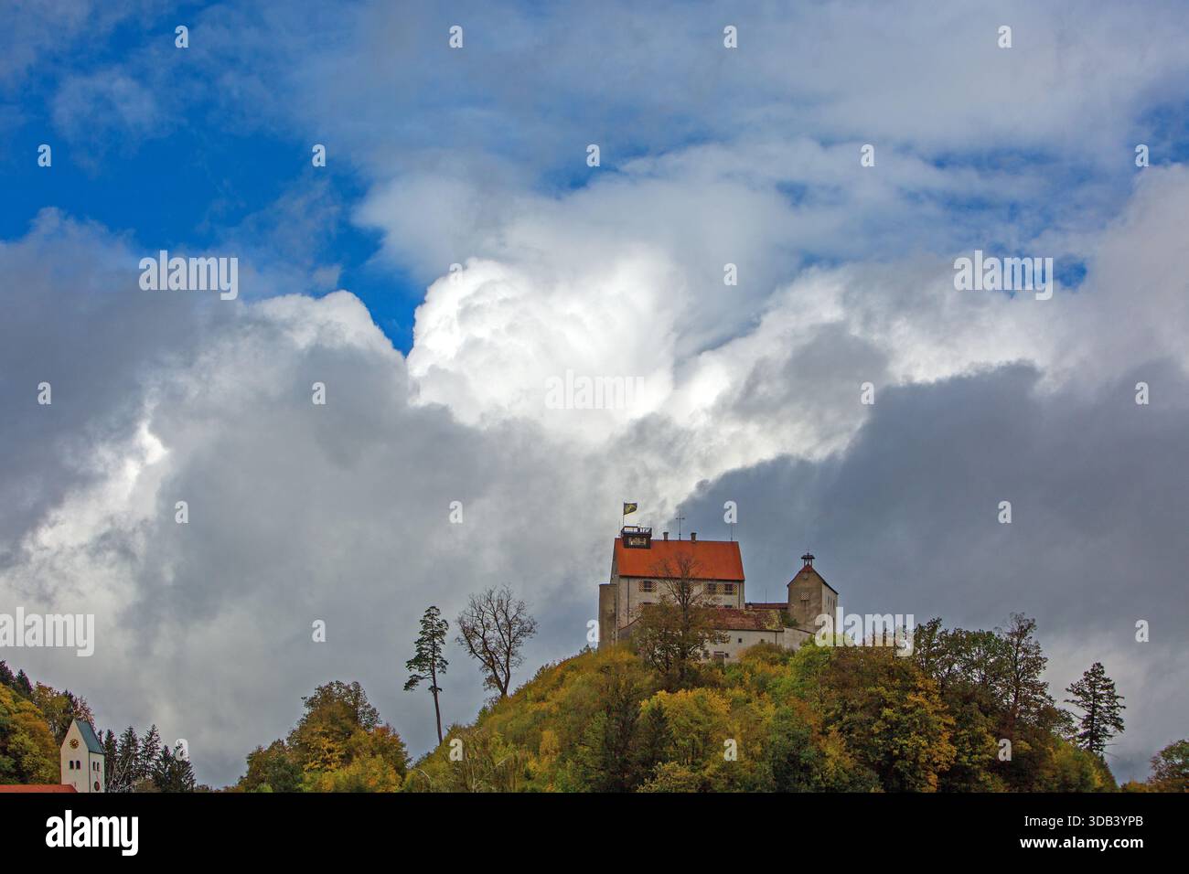 Il castello di Waldburg, risalente al XII secolo, si trova nel villaggio di Waldburg, Allgäu, Baden-Württemberg, Germania. Foto Stock