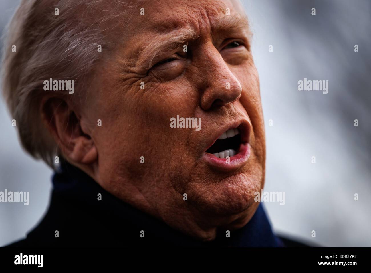 Il presidente degli Stati Uniti Donald J Trump parla con i giornalisti prima di lasciare il South Lawn della Casa Bianca a Washington, DC, USA, a bordo della Marine One il 13 dicembre 2025. Il presidente si dirige a Baltimora, Maryland, dove parteciperà alla partita di football Army-Navy all'M&T Bank Stadium. Credito: Samuel Corum/Pool tramite CNP Foto Stock