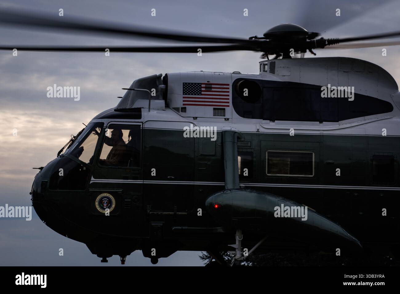 Marine One atterra sul South Lawn della Casa Bianca a Washington, DC, USA, per prendere il presidente degli Stati Uniti Donald J Trump il 13 dicembre 2025. Il presidente si dirige a Baltimora, Maryland, dove parteciperà alla partita di football Army-Navy all'M&T Bank Stadium. Credito: Samuel Corum/Pool tramite CNP Foto Stock