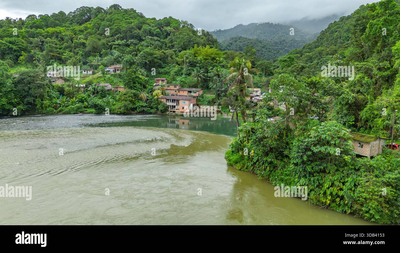 Vista panoramica di una valle rurale ad Agua Clara, Valle del Cauca, con vegetazione lussureggiante e paesaggi fluviali. Foto Stock
