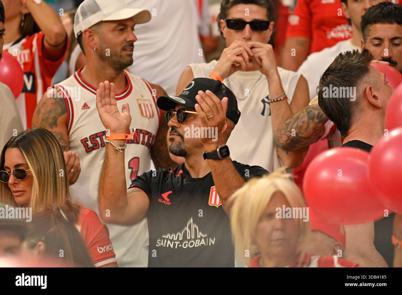 Santiago del estero, Argentina. 13 dicembre 2024. Santiago del estero, Santiago del estero, Argentina. 13 dicembre 2024. Juan Sebastian Veron (sospeso), Estudiantes de la Plata presidente tra i tifosi alle tribune prima della partita tra Racing Club vs Estudiantes de la Plata; Torneo Clausura 2025 AFA Finals all'Estadio unico madre de Ciudades ( credito: Jose Luis Suerte/Alamy Live News Foto Stock