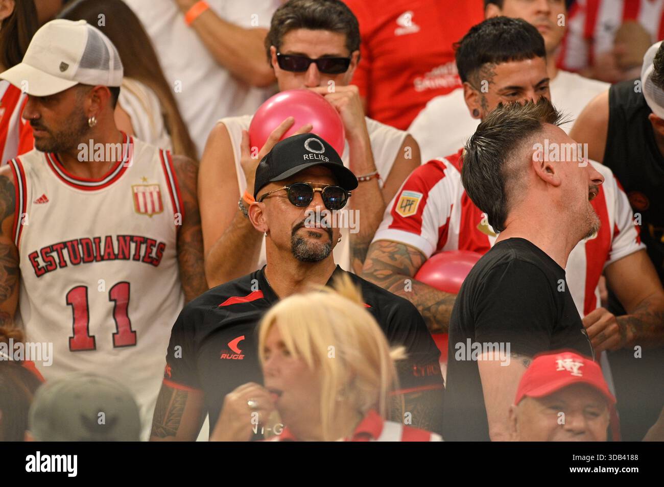 Santiago del estero, Argentina. 13 dicembre 2024. Santiago del estero, Santiago del estero, Argentina. 13 dicembre 2024. Juan Sebastian Veron (sospeso), Estudiantes de la Plata presidente tra i tifosi alle tribune prima della partita tra Racing Club vs Estudiantes de la Plata; Torneo Clausura 2025 AFA Finals all'Estadio unico madre de Ciudades ( credito: Jose Luis Suerte/Alamy Live News Foto Stock