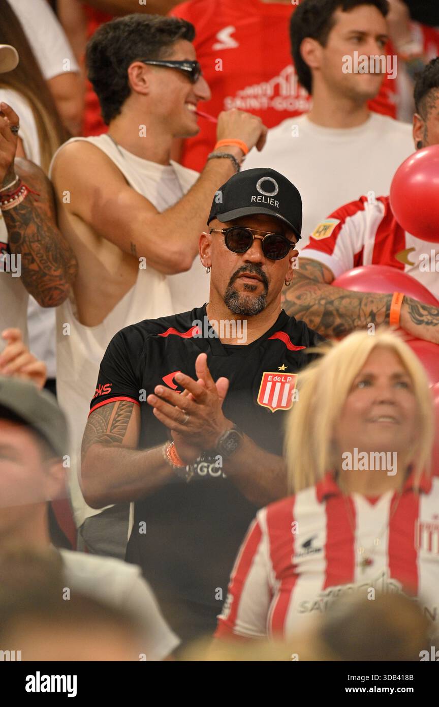 Santiago del estero, Argentina. 13 dicembre 2024. Santiago del estero, Santiago del estero, Argentina. 13 dicembre 2024. Juan Sebastian Veron (sospeso), Estudiantes de la Plata presidente tra i tifosi alle tribune prima della partita tra Racing Club vs Estudiantes de la Plata; Torneo Clausura 2025 AFA Finals all'Estadio unico madre de Ciudades ( credito: Jose Luis Suerte/Alamy Live News Foto Stock