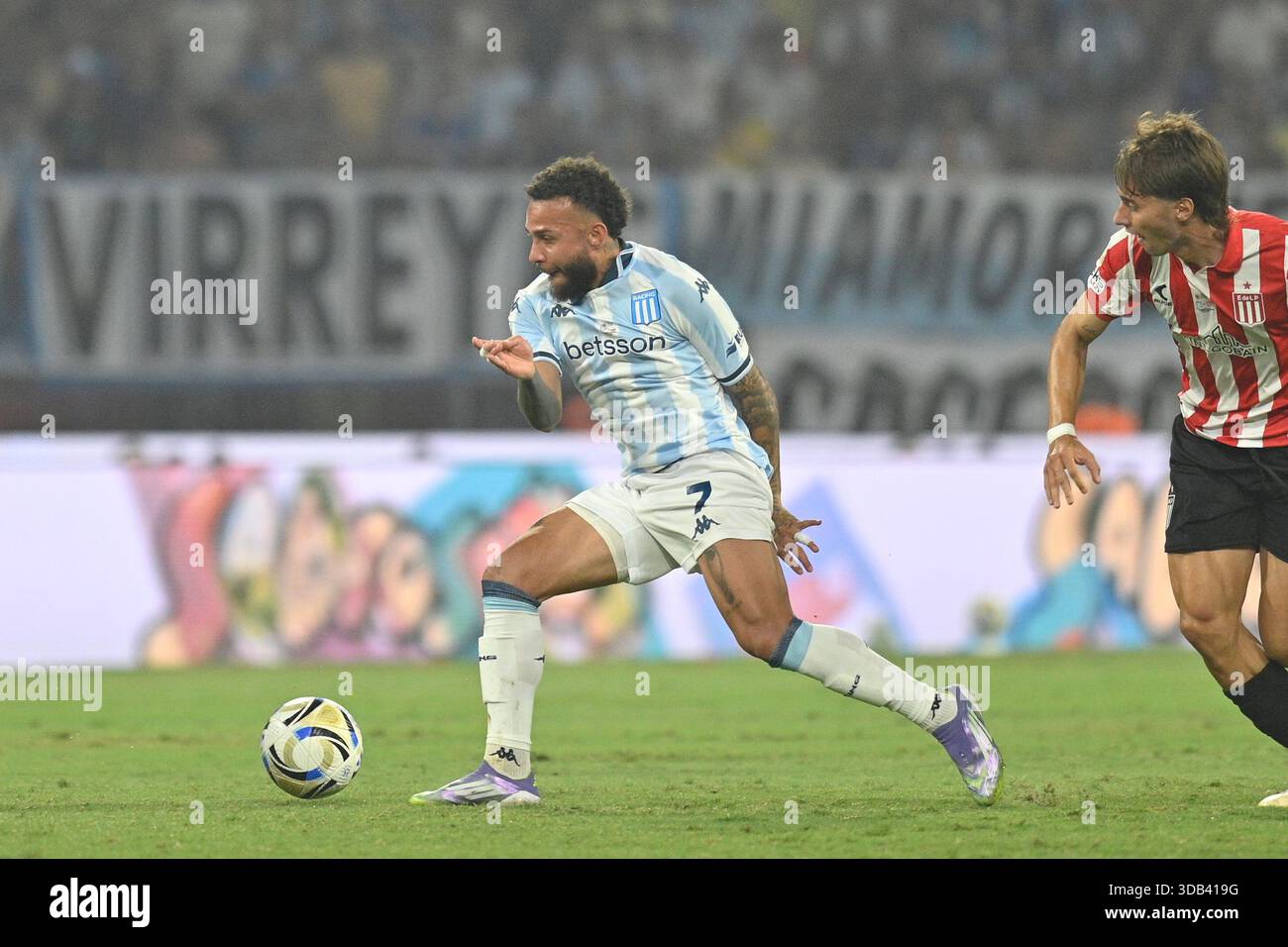 Santiago del estero, Argentina. 13 dicembre 2024. Santiago del estero, Santiago del estero, Argentina. 13 dicembre 2024. Duvan Vergara dribbla la palla durante la partita tra Racing Club e Estudiantes de la Plata; Torneo Clausura 2025 AFA Finals presso Estadio unico madre de Ciudades ( credito: Jose Luis Suerte/Alamy Live News Foto Stock