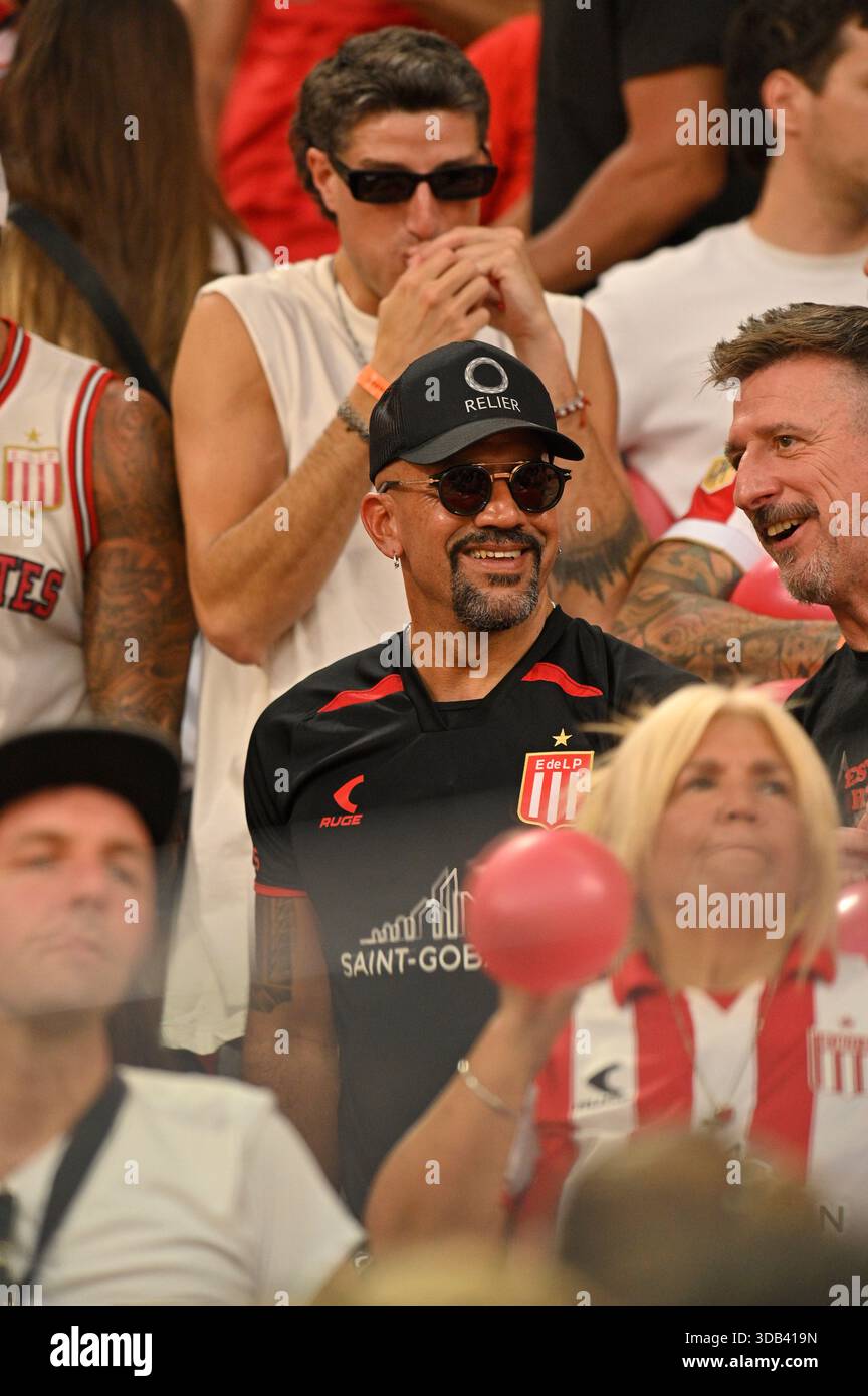 Santiago del estero, Argentina. 13 dicembre 2024. Santiago del estero, Santiago del estero, Argentina. 13 dicembre 2024. Juan Sebastian Veron (sospeso), Estudiantes de la Plata presidente tra i tifosi alle tribune prima della partita tra Racing Club vs Estudiantes de la Plata; Torneo Clausura 2025 AFA Finals all'Estadio unico madre de Ciudades ( credito: Jose Luis Suerte/Alamy Live News Foto Stock