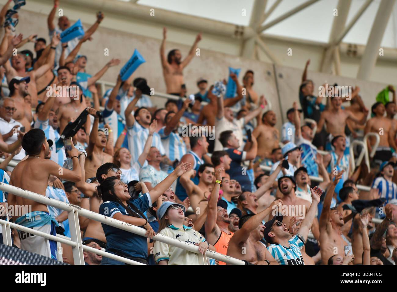 Santiago del estero, Argentina. 13 dicembre 2025. Santiago del estero, Santiago del estero, Argentina. 13 dicembre 2024. I tifosi del Racing Club fanno il tifo per la partita precedente di Racing Club vs Estudiantes de la Plata; Torneo Clausura 2025 AFA Finals all'Estadio unico madre de Ciudades ( credito: Jose Luis Suerte/Alamy Live News Foto Stock