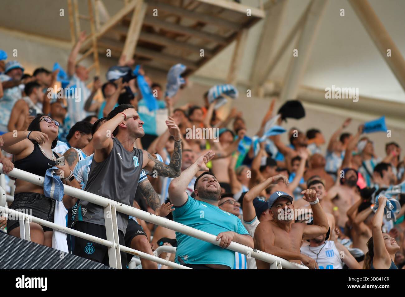 Santiago del estero, Argentina. 13 dicembre 2025. Santiago del estero, Santiago del estero, Argentina. 13 dicembre 2024. I tifosi del Racing Club fanno il tifo per la partita precedente di Racing Club vs Estudiantes de la Plata; Torneo Clausura 2025 AFA Finals all'Estadio unico madre de Ciudades ( credito: Jose Luis Suerte/Alamy Live News Foto Stock