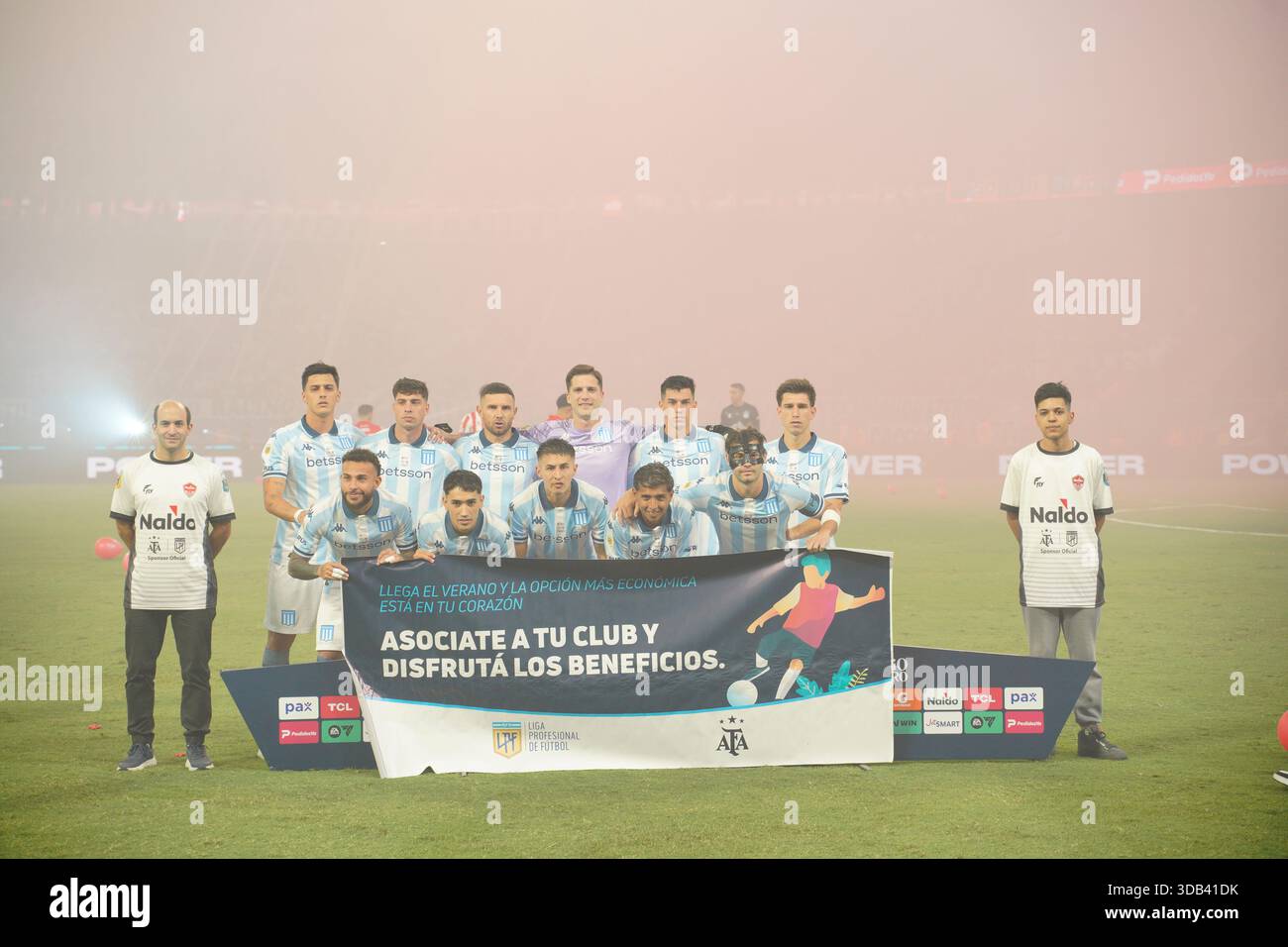Santiago del estero, Argentina. 13 dicembre 2025. Santiago del estero, Santiago del estero, Argentina. 13 dicembre 2025. Racing Club Line Up precedente la partita di Racing Club vs Estudiantes de la Plata; Torneo Clausura 2025 AFA Finals presso Estadio unico madre de Ciudades ( credito: Jose Luis Suerte/Alamy Live News Foto Stock