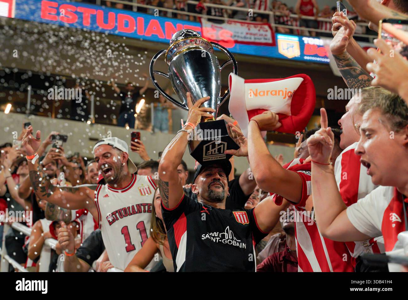 Santiago del estero, Argentina. 14 dicembre 2025. Santiago del estero, Santiago del estero, Argentina. 13 dicembre 2024. Juan Sebastian Veron (sospeso), presidente Estudiantes de la Plata festeggia il titolo con i tifosi dopo la partita tra Racing Club vs Estudiantes de la Plata; Torneo Clausura 2025 AFA Finals all'Estadio unico madre de Ciudades ( credito: Jose Luis Suerte/Alamy Live News Foto Stock