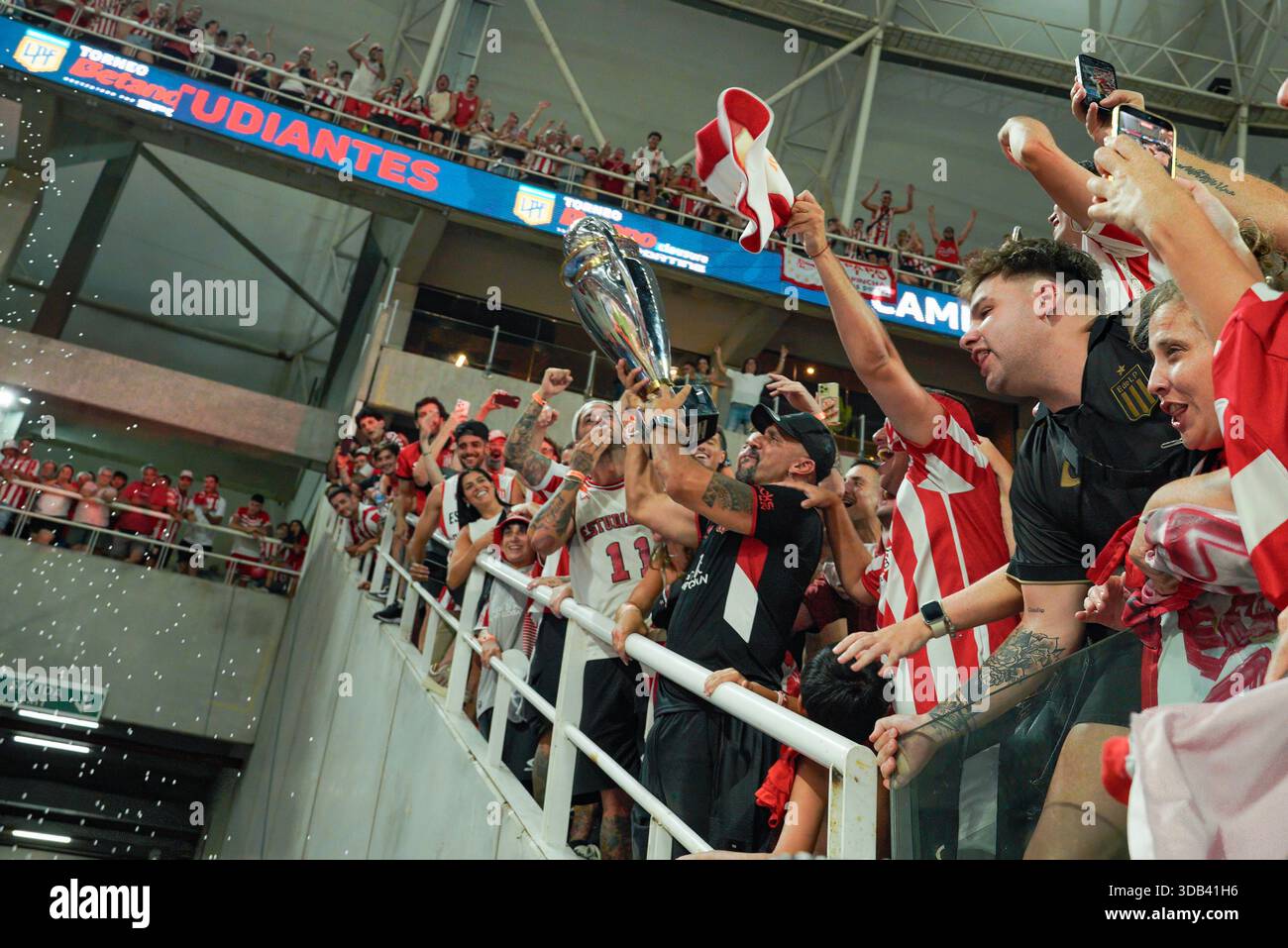 Santiago del estero, Argentina. 14 dicembre 2025. Santiago del estero, Santiago del estero, Argentina. 13 dicembre 2024. Juan Sebastian Veron (sospeso), presidente Estudiantes de la Plata festeggia il titolo con i tifosi dopo la partita tra Racing Club vs Estudiantes de la Plata; Torneo Clausura 2025 AFA Finals all'Estadio unico madre de Ciudades ( credito: Jose Luis Suerte/Alamy Live News Foto Stock