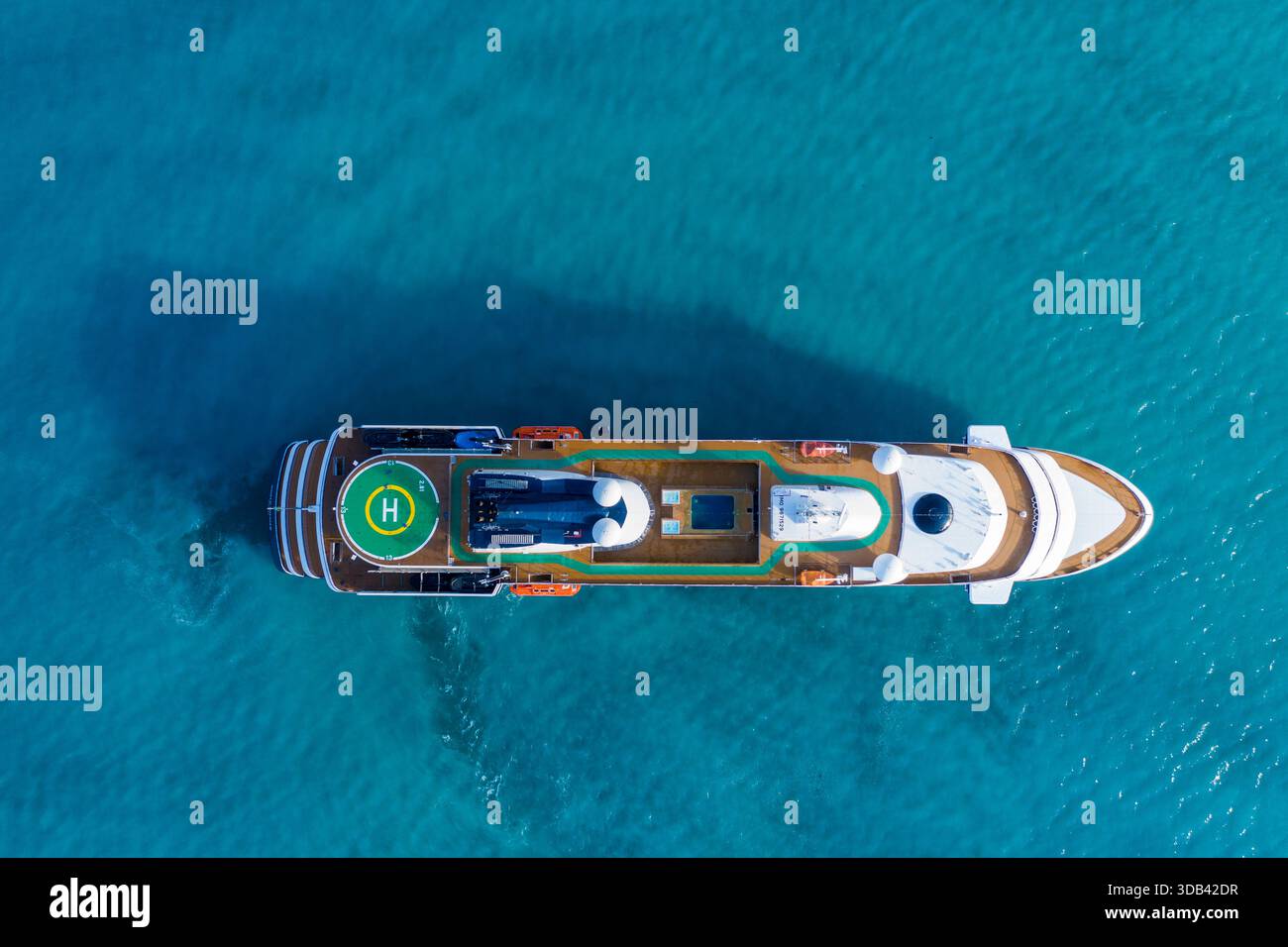 Vista aerea della nave da crociera World Voyager (Atlas Ocean Voyages) nelle acque turchesi del fiordo Sermillinnguaq, Queqatta, Green Foto Stock
