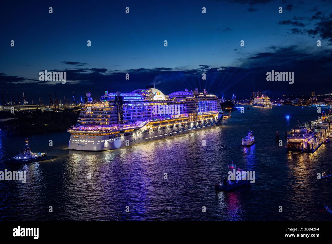 Navi da crociera AIDAperla (AIDA Cruises) e Mein Schiff 4 (TUI Cruises) sul fiume Elba durante i giorni di crociera di Amburgo 2025 al tramonto, Amburgo, Germania, Foto Stock