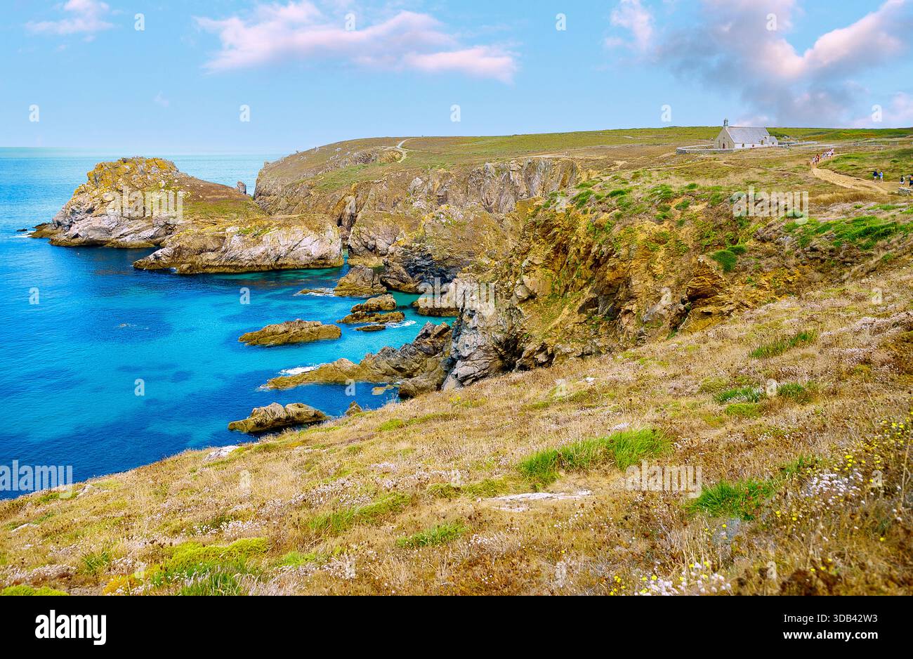 Rocky cape Pointe du Van con Cappella di Saint-They a Cap-Sizun, Finistere, Bretagna, Francia Foto Stock