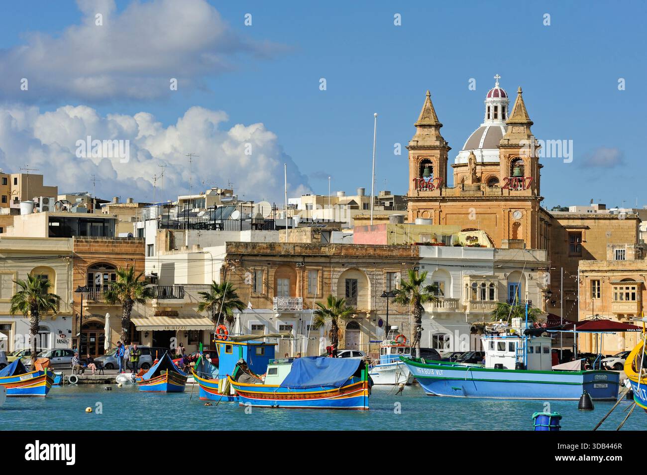 Pescherecci Luzzu nel porto di Marsaxlokk, Malta, Mar Mediterraneo, Europa meridionale Foto Stock
