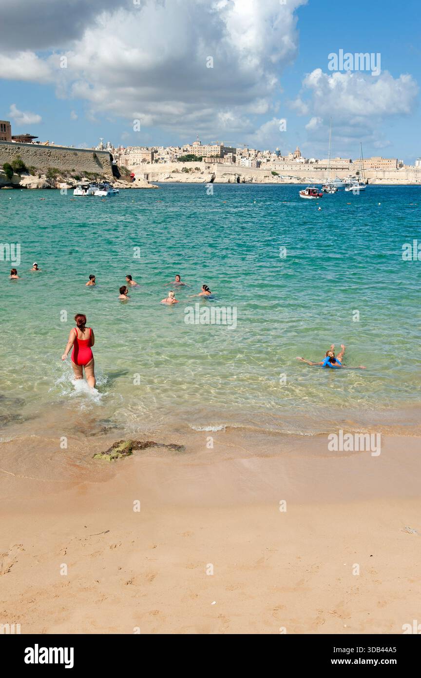 Spiaggia di Rinella Bay a Kalkara di fronte a la Valletta, Malta, Europa meridionale Foto Stock