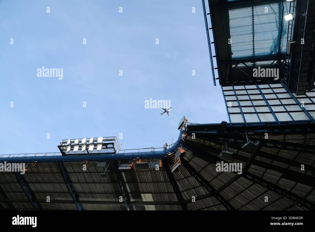 Londra, Regno Unito. 13 dicembre 2025. Un aereo vola per il Chelsea contro Everton EPL match, a Stamford Bridge, Londra, Regno Unito, il 13 dicembre 2025. Crediti: Paul Marriott/Alamy Live News Foto Stock