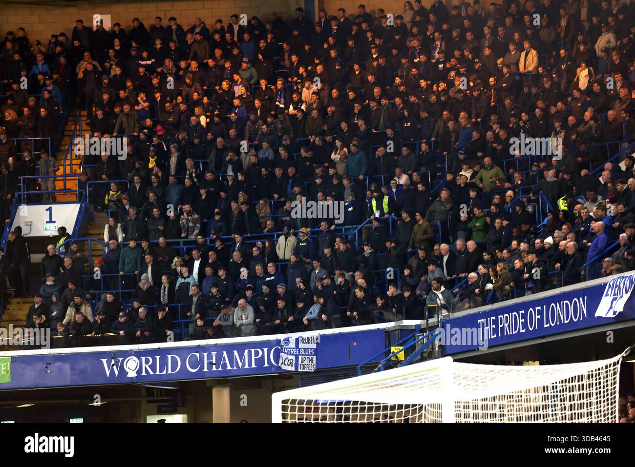 Londra, Regno Unito. 13 dicembre 2025. Tifosi dell'Everton al match Chelsea vs Everton EPL, a Stamford Bridge, Londra, Regno Unito, il 13 dicembre 2025. Crediti: Paul Marriott/Alamy Live News Foto Stock