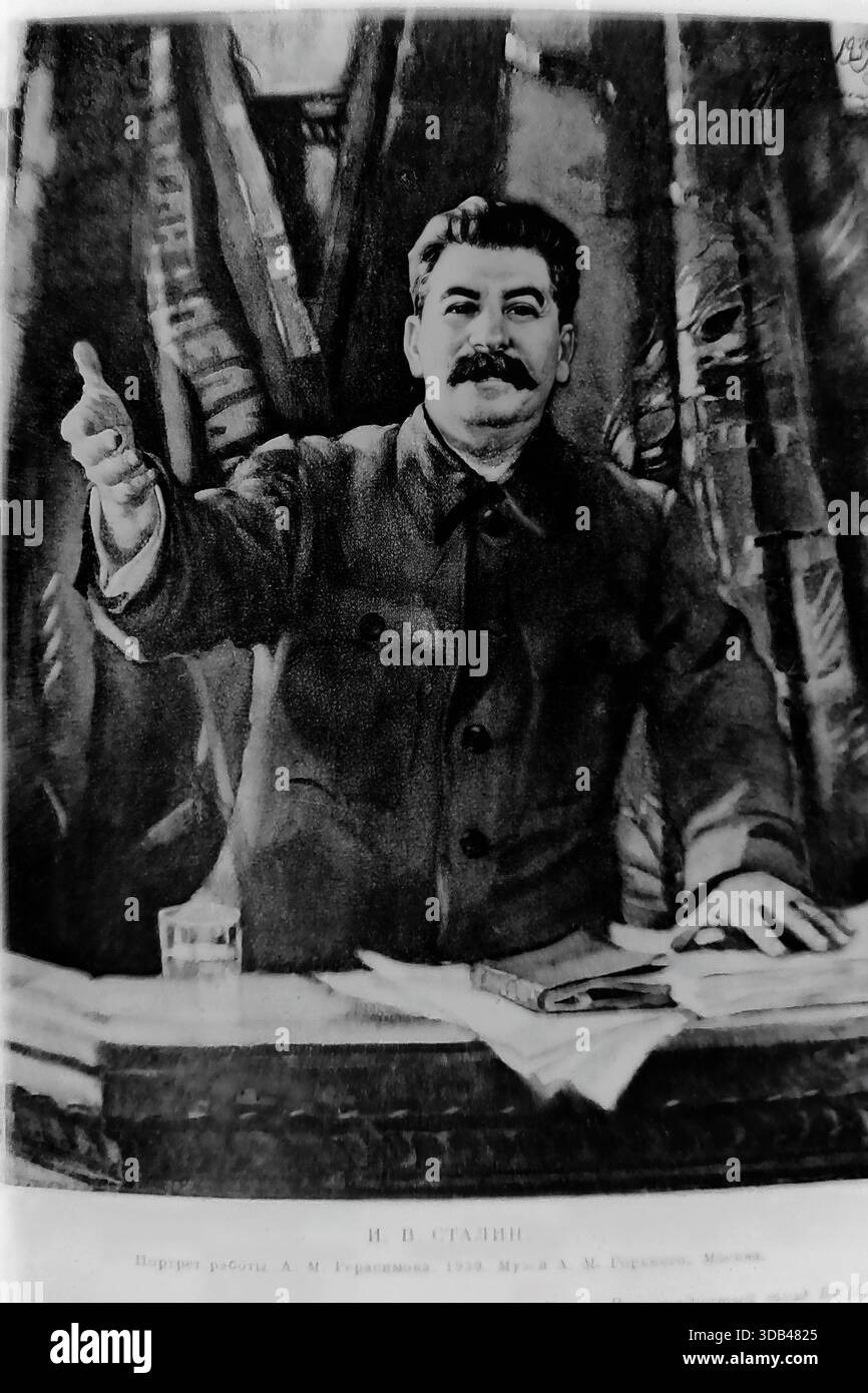 URSS. 1939. Una riproduzione archivistica in bianco e nero di un ritratto dell'artista A. M. Gerasimov raffigura Joseph Stalin che tiene un discorso. Il leader sovietico si trova su un podio con un bicchiere d'acqua e libri, gestendo con enfasi con la mano destra. Indossa una semplice tunica senza spalline, caratteristica dell'era pre-seconda guerra mondiale. Questa opera di realismo socialista cattura l'immagine autorevole del dittatore durante l'apice del suo culto della personalità, simboleggiando l'atmosfera politica appena prima della guerra. Foto Stock