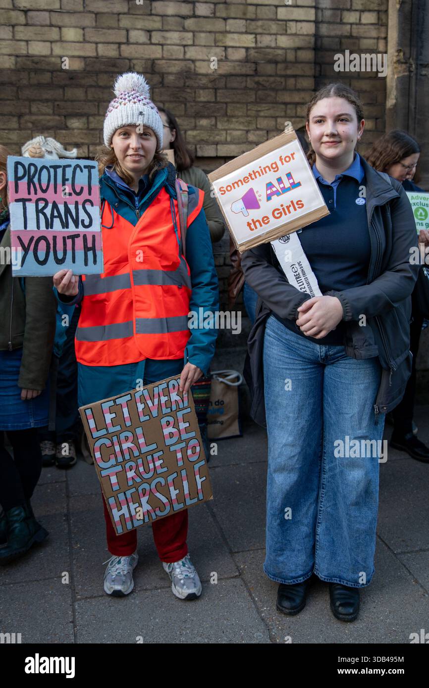 Gli attivisti trans tengono una manifestazione fuori dalla sede centrale delle Girl Guides nel centro di Londra. Foto Stock