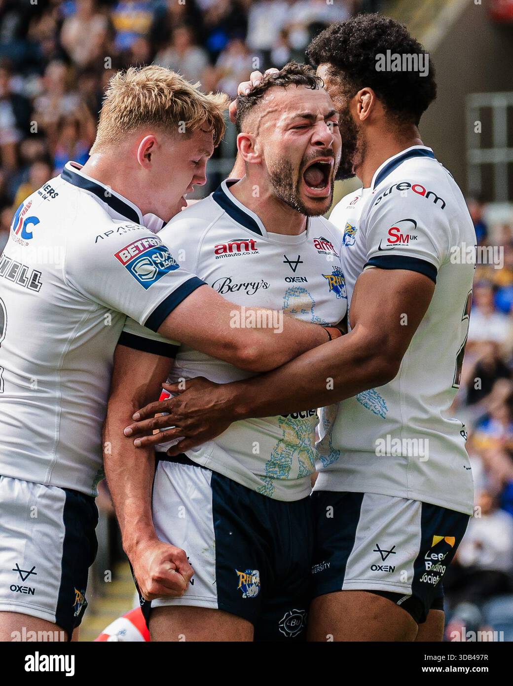 Foto di Alex Whitehead/SWpix.com - 31/05/2025 - Rugby League - Betfred Super League: Round 13 - Leeds Rhinos vs Wakefield Trinity - AMT Headingley, Leeds, Inghilterra - Jake Connor di Leeds festeggia con James McDonnell e Kallum Watkins dopo aver segnato una meta. Foto Stock