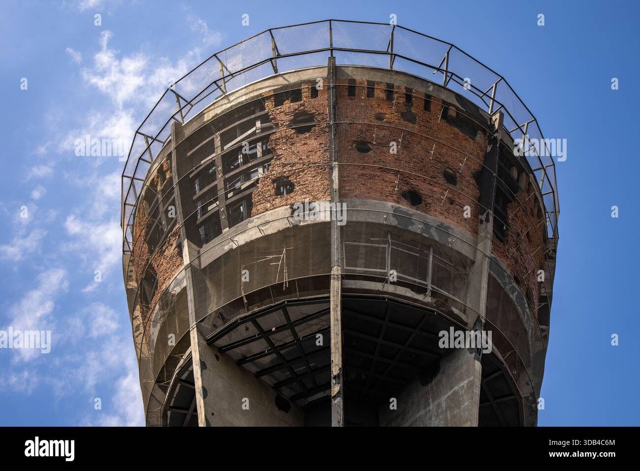 Vista dal basso verso l'alto della torre dell'acqua di Vukovar (oggi monumento simbolo dell'unità croata), Vukovar, Vukovar-Srijem, Croazia, Europa Foto Stock