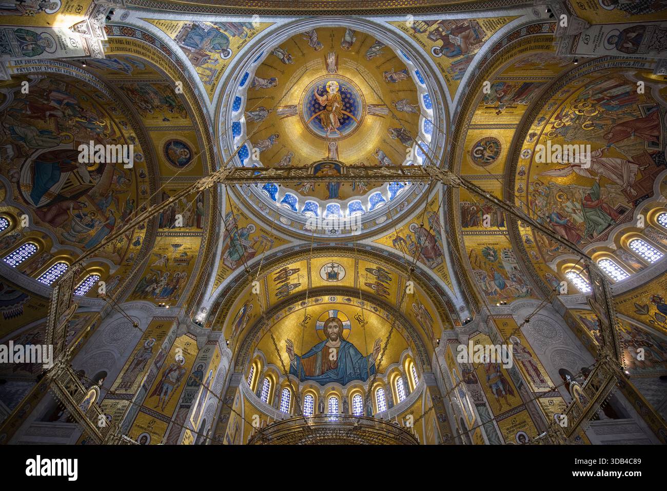 Ammira dal basso la cupola magnificamente decorata della chiesa ortodossa serba di Santa Sava, Belgrado, Serbia, Europa Foto Stock