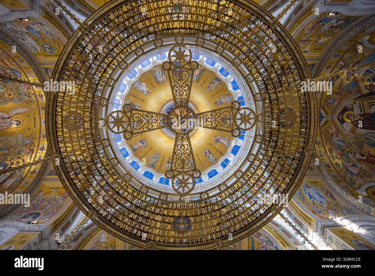 Ammira dal basso la cupola magnificamente decorata della chiesa ortodossa serba di Santa Sava, Belgrado, Serbia, Europa Foto Stock