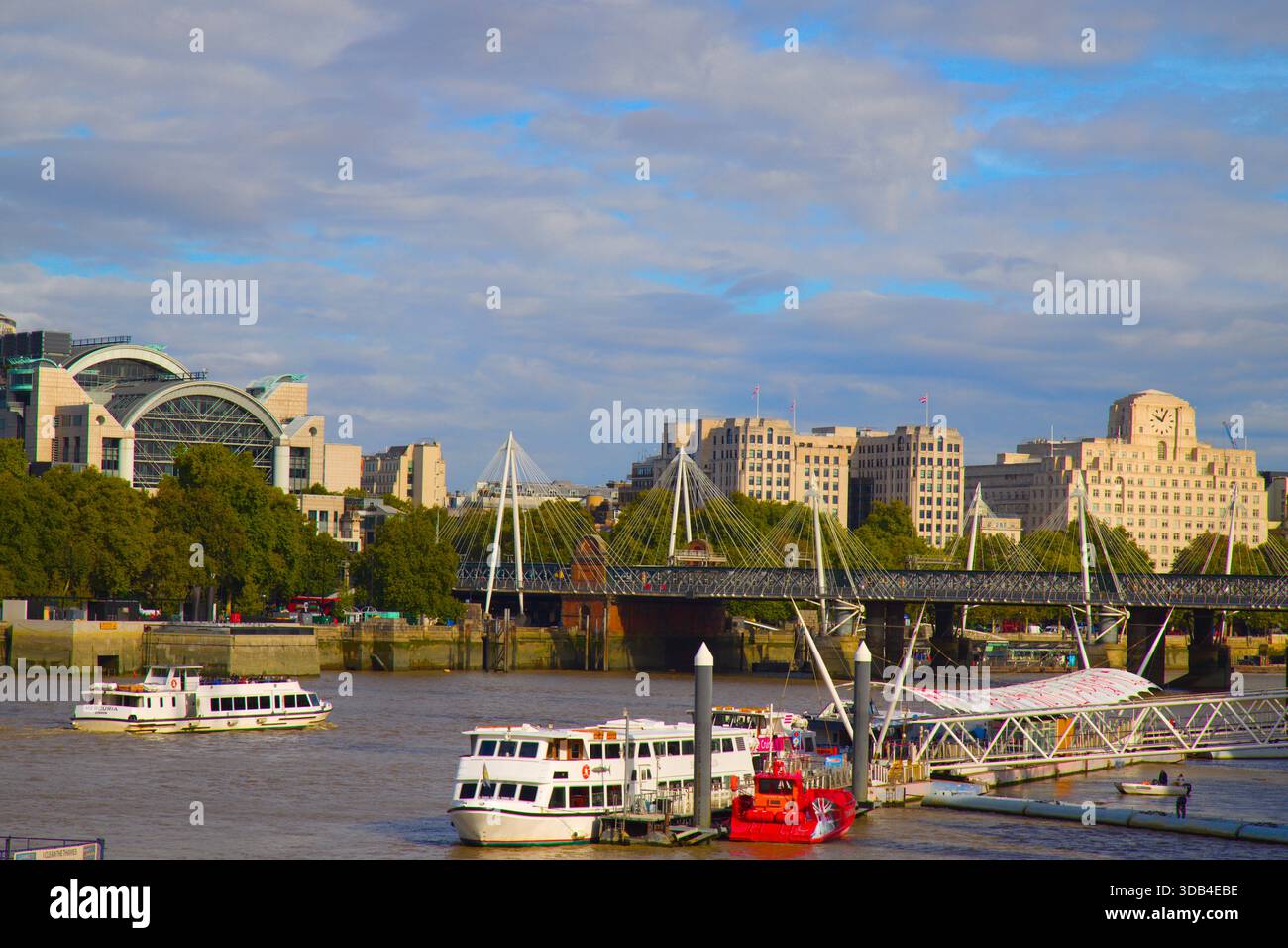 Regno Unito, Inghilterra, Londra, il Golden Jubilee Bridge, stazione di Charing Cross, fiume Thames, Foto Stock