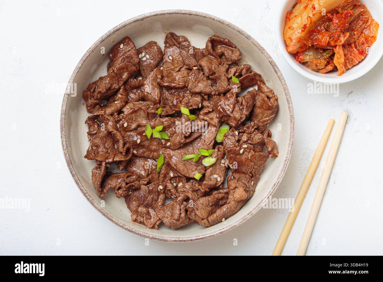 Bulgogi - manzo fritto dalla Corea con kimchi Foto Stock