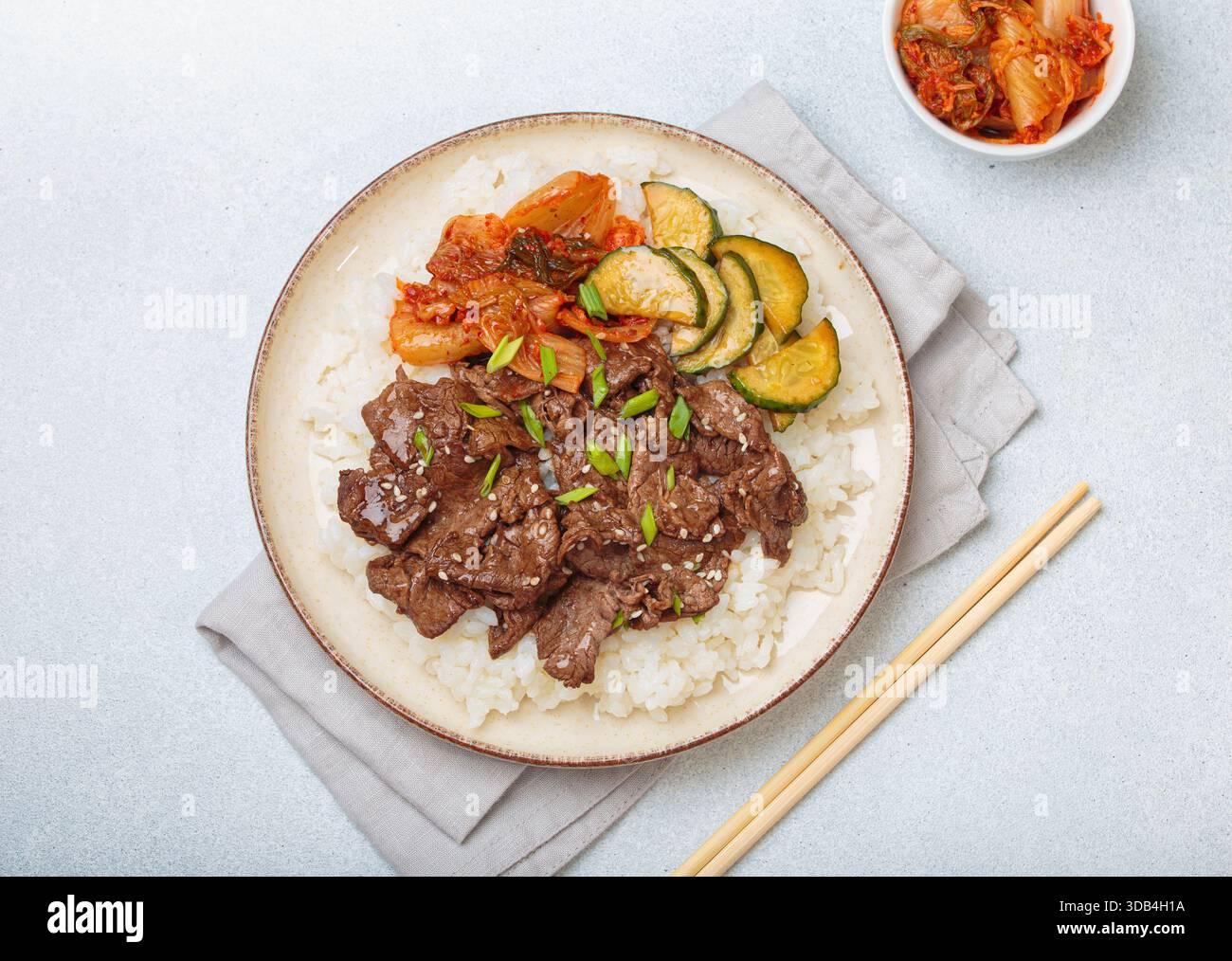 Bulgogi - manzo fritto dalla Corea con kimchi, cetriolo e riso Foto Stock