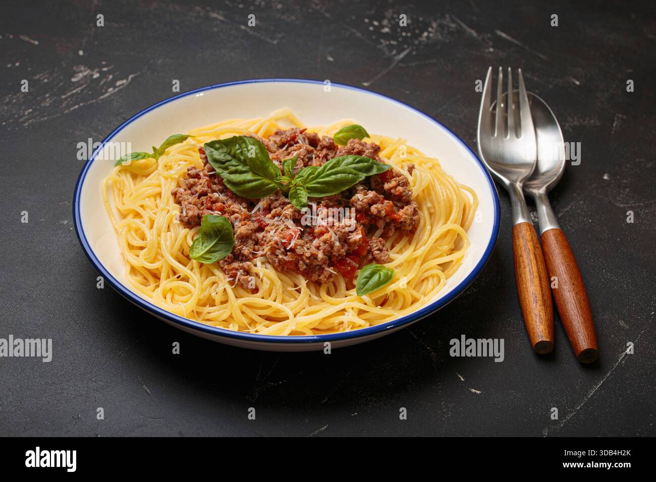Spaghetti alla bolognese con basilico e parmigiano grattugiato Foto Stock