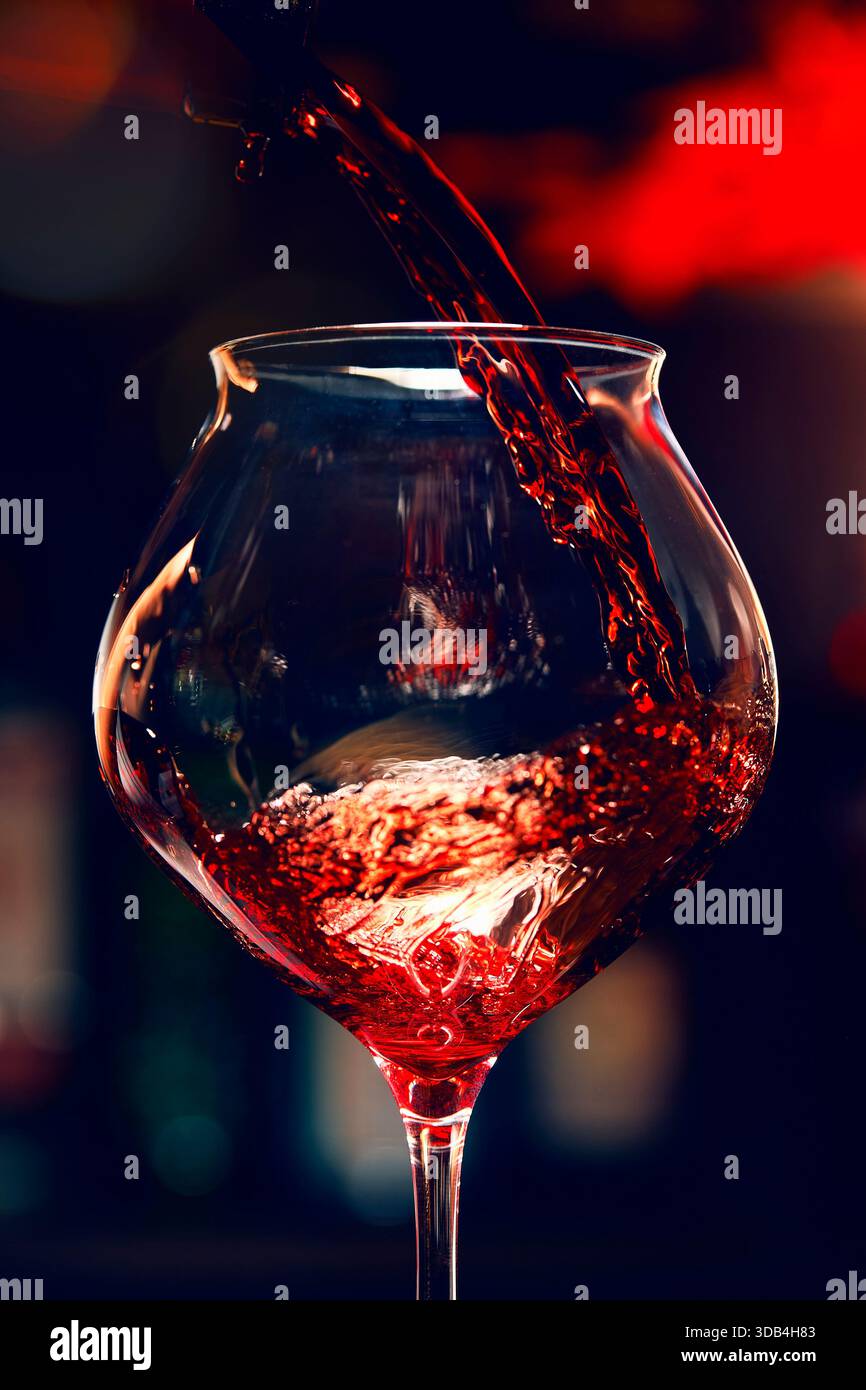Versare il vino rosso Foto Stock