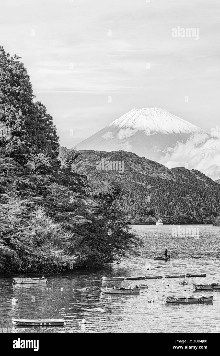 Barche da pesca al lago Ashi (Ashinoko) con il monte Fuji sullo sfondo, Hakone, Giappone in bianco e nero Foto Stock