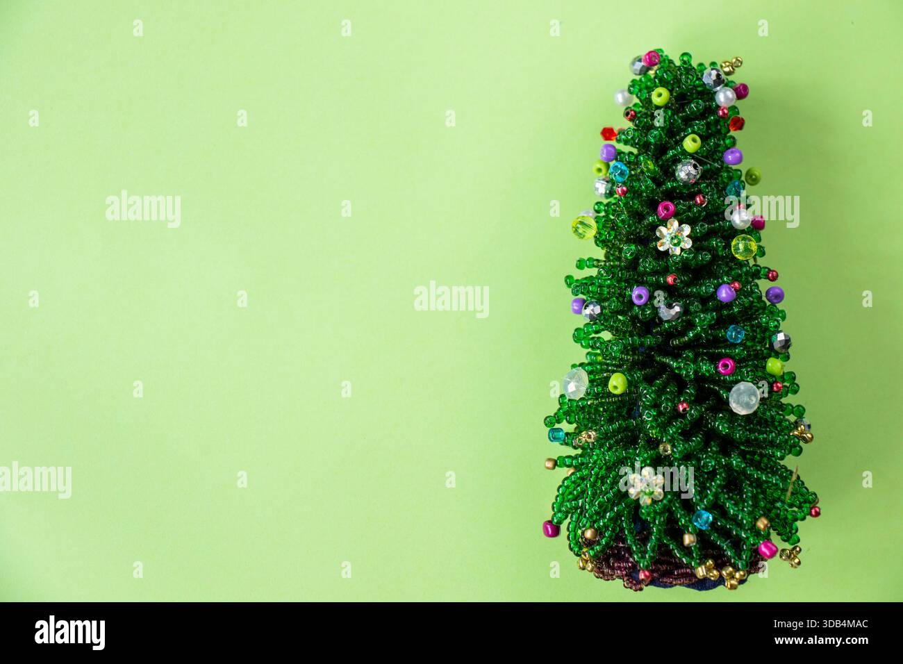 Giocattoli dell'albero di Natale sfondo colorato Foto Stock
